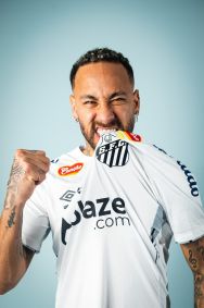 Neymar posa com camisa do Santos