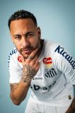 Neymar posa com camisa do Santos
