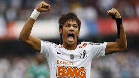 Neymar comemora durante partida do Santos