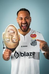 Neymar posa com camisa do Santos