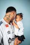 Neymar posa com camisa do Santos