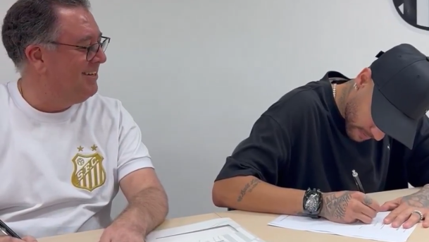 Neymar assina contrato com o Santos