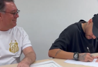 Neymar assina contrato com o Santos; veja vídeo