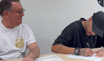 Neymar assina contrato com o Santos