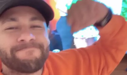 Neymar comemora vitória do Brasil na semifinal da Kings League