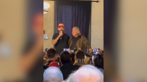 O deputado federal Eduardo Bolsonaro (PL) se encontrou com o estrategista Steve Bannon, antes da posse de Donald Trump