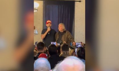 Após apoio de Steve Bannon, Eduardo Bolsonaro reforça que candidato é Jair