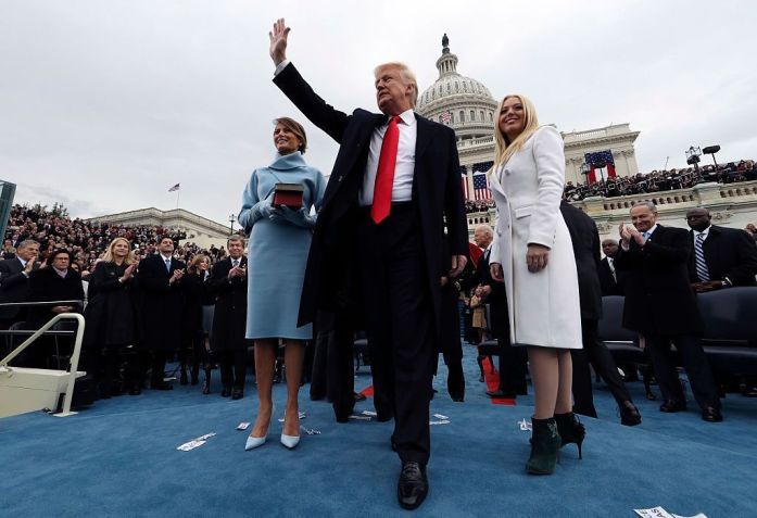 Donald Trump acena ao público após fazer o juramento de posse, durante a cerimônia para assumir como o 45º presidente dos Estados Unidos em 2017. • Foto de Jim Bourg - Pool/Getty Images