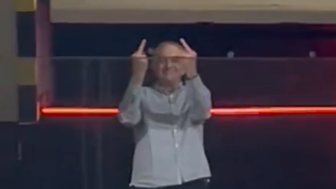 Presidente do Athletico mostra dedo do meio para a torcida