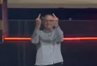 Presidente do Athletico-PR mostra dedo do meio para torcida