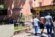 Homem é preso por agredir enteado de 6 anos com cabo de vassoura no Rio