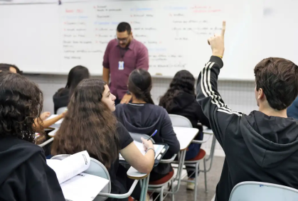 Qual o impacto do ensino da democracia nas escolas?