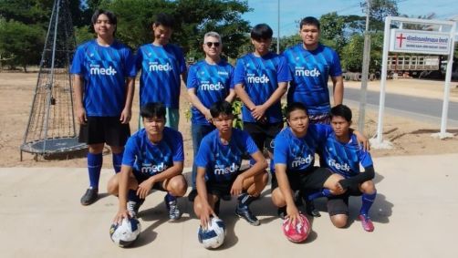 Jovens do projeto social Thai