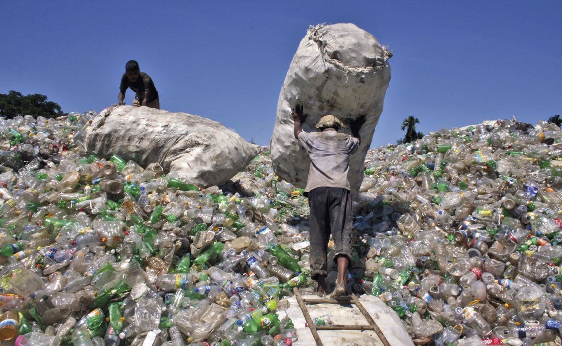 Descarte inadequado contribui para o espalhamento de microplásticos no ambiente • Md. Akhlas Uddin / Pacific Press / Lightrocket via Getty Images