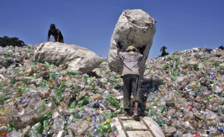 Descarte inadequado contribui para o espalhamento de microplásticos no ambiente • Md. Akhlas Uddin / Pacific Press / Lightrocket via Getty Images
