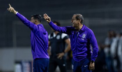 Ramón e Emiliano Díaz durante duelo entre Ponte Preta e Corinthians