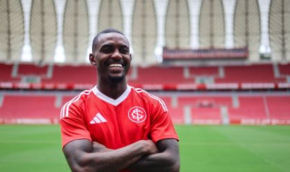 Jogador assinou com o Colorado