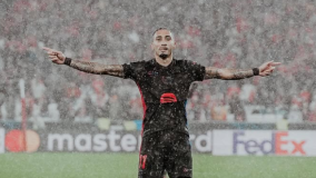 Raphinha durante Benfica x Barcelona, pela Champions League