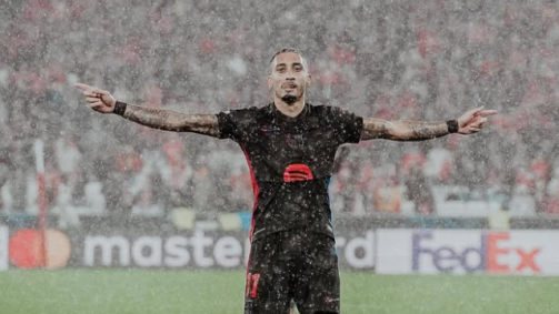 Raphinha durante Benfica x Barcelona, pela Champions League