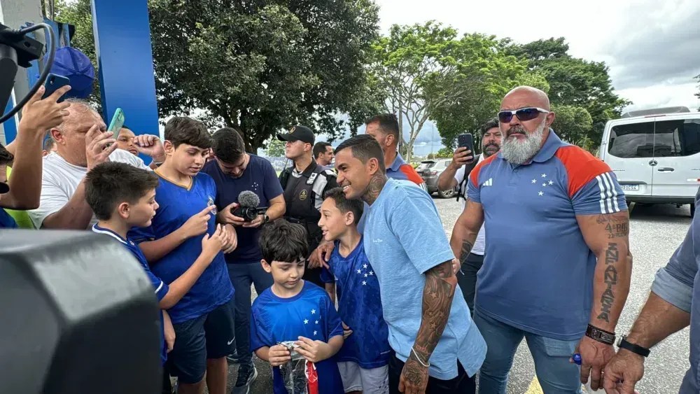 Reforço do Cruzeiro, Dudu tira foto com torcedores