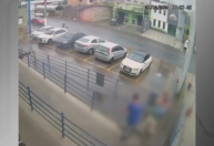 Homem é agredido acusado de furtar mercado; veja vídeo