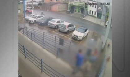 Homem é agredido acusado de furtar mercado; veja vídeo