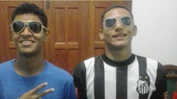 Richarlison com a camisa do Santos