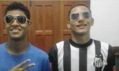 Richarlison com a camisa do Santos