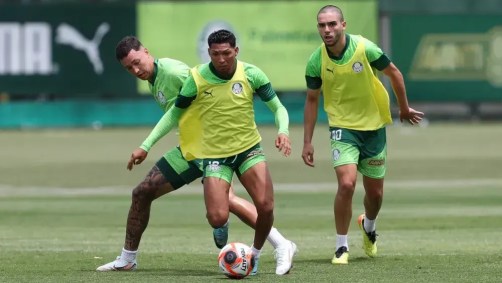 Thalys e Figueiredo durante treino com o profissional, ao lado de Rony