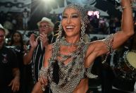 Com piercing no rosto, Sabrina Sato brilha em ensaio da Gaviões da Fiel
