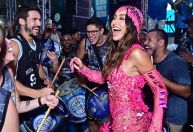 Sabrina Sato samba em ensaio, enquanto Nicolas Prattes toca na bateria