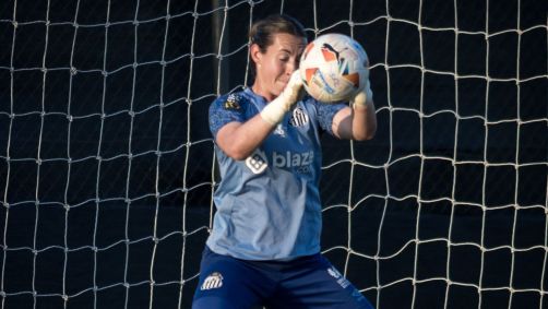 Goleira Kelly Chiavaro durante treino do Santos