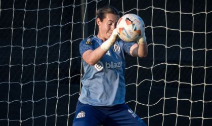Goleira Kelly Chiavaro durante treino do Santos