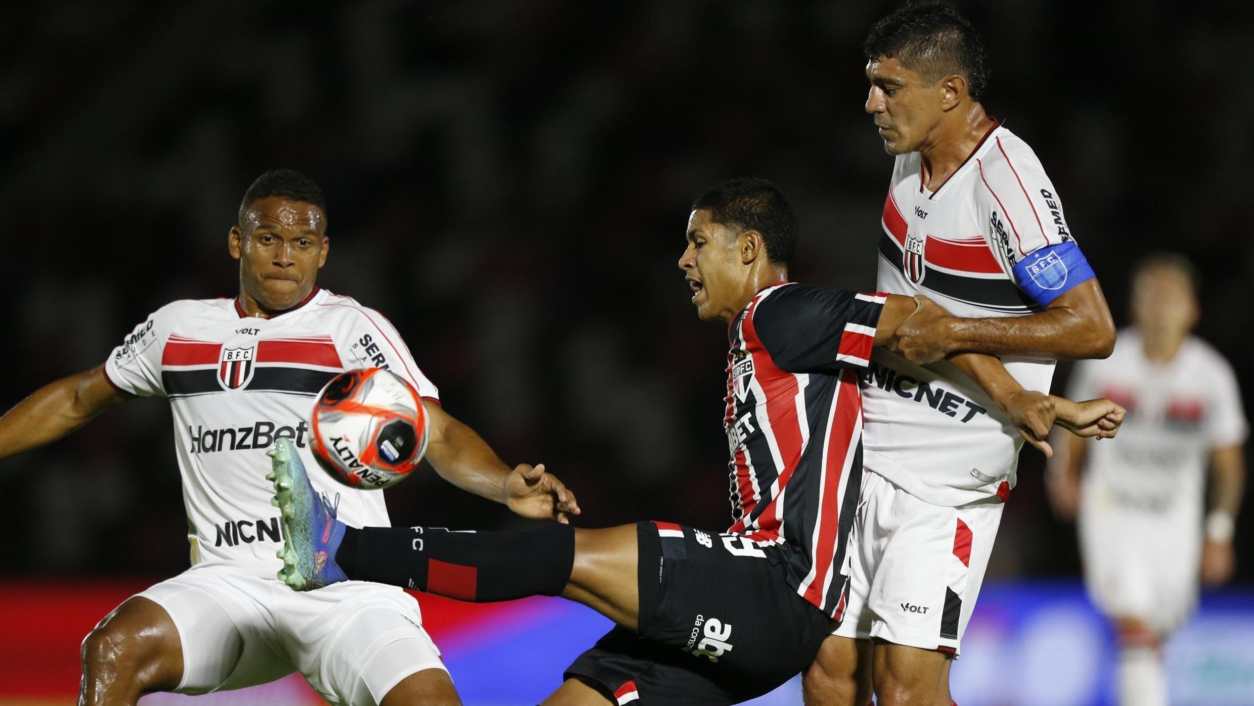 Disputa de bola entre Botafogo-SP e São Paulo, pelo Paulistão