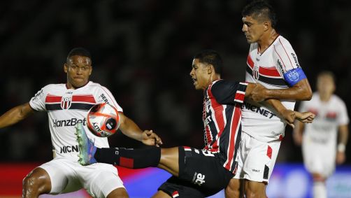 Disputa de bola entre Botafogo-SP e São Paulo, pelo Paulistão