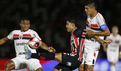 Disputa de bola entre Botafogo-SP e São Paulo, pelo Paulistão