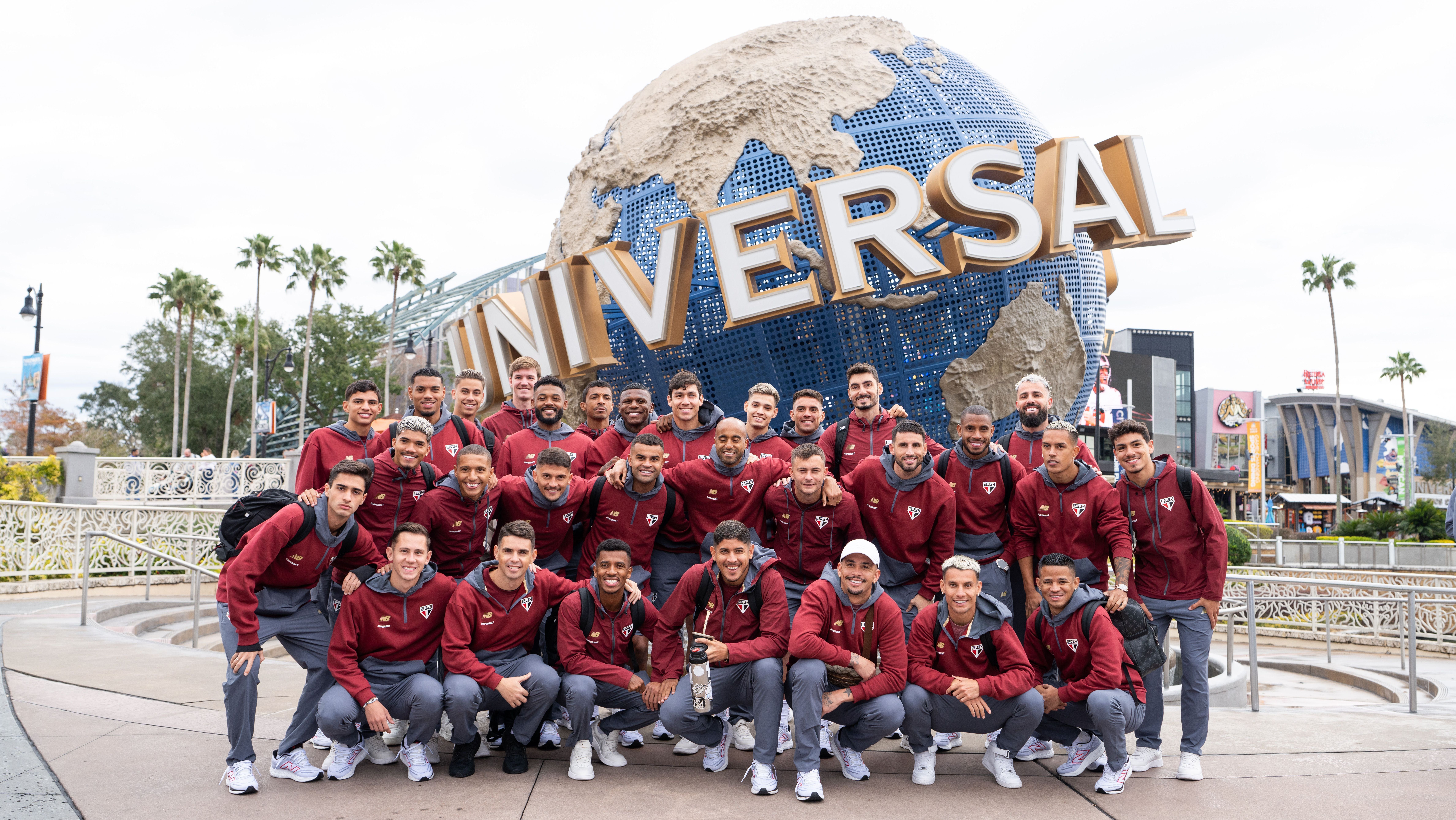 Jogadores do São Paulo visitam parques da Universal