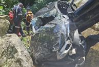 Carro cai em cachoeira turística e 4 pessoas ficam feridas no litoral de SP