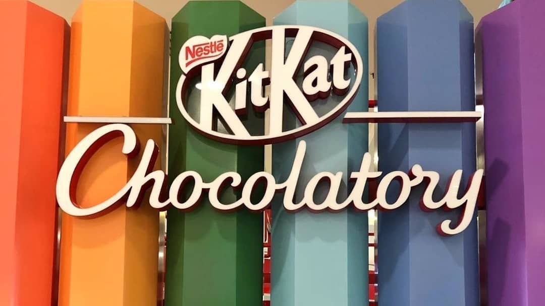 Logo das lojas KitKat Chocolatory em quiosque no Shopping Morumbi