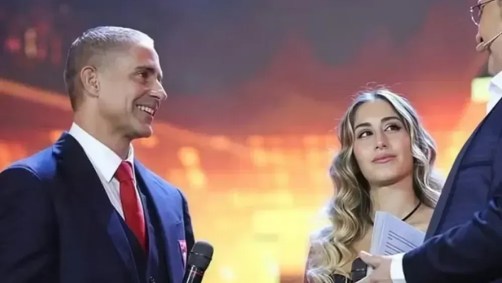 Sylvinho e filha, taty Mendes, cantam em premiação na Albânia