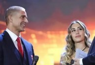 Técnico ex-Corinthians canta Frank Sinatra em premiação na Europa