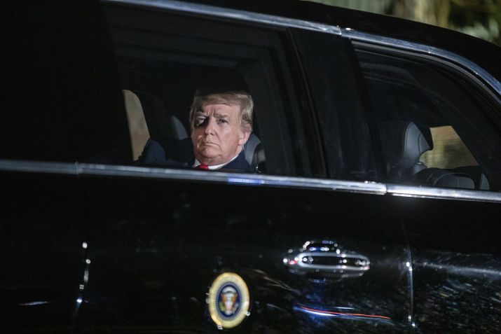 Donald Trump dentro da limousine presidencial, conhecida como 