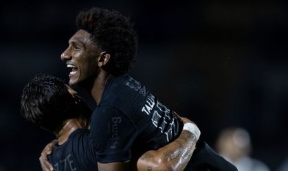 Talles Magno comemorando seu terceiro gol na temporada com Yuri Alberto
