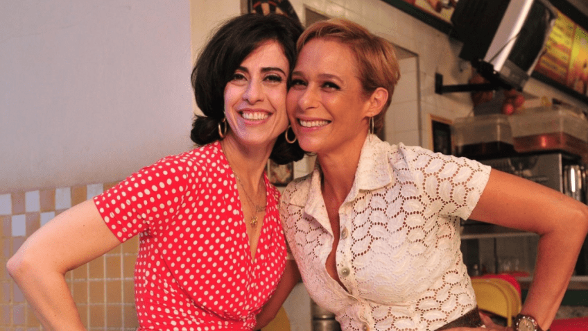 Em "Tapas e Beijos", Fátima (Fernanda Torres) e Sueli (Andrea Beltrão) formam uma dupla dinâmica à frente da loja Djalma Noivas, onde cuidam com dedicação e muito bom humor dos preparativos para os casamentos • Reprodução