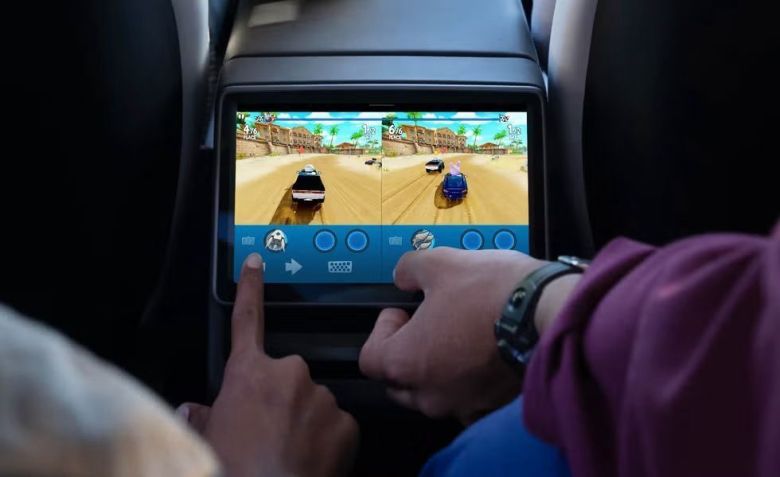 Ocupantes podem jogar por meio da tela • Ocupantes podem jogar por meio da tela