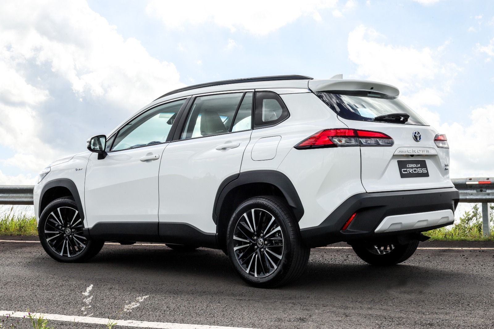 Toyota Corolla Cross XRX Hybrid 2026: nova multimídia e preço mais caro • Divulgação
