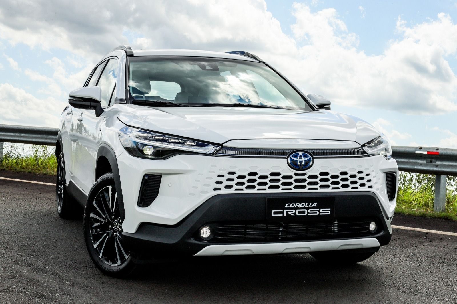 Toyota Corolla Cross XRX Hybrid 2026: nova multimídia e preço mais caro • Divulgação