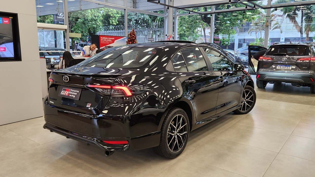 Toyota Corolla GR-Sport 2025: sedã ganha novidades na versão esportivada • Thiago Ventura/CNN