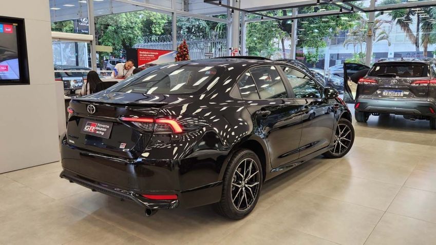Toyota Corolla GR-Sport 2025: sedã ganha novidades na versão esportivada • Thiago Ventura/CNN