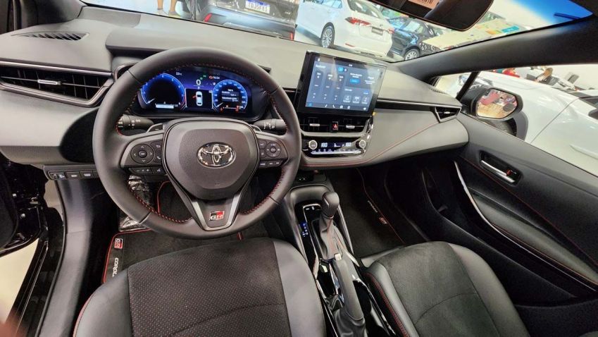 Toyota Corolla GR-Sport 2025: sedã ganha novidades na versão esportivada • Thiago Ventura/CNN